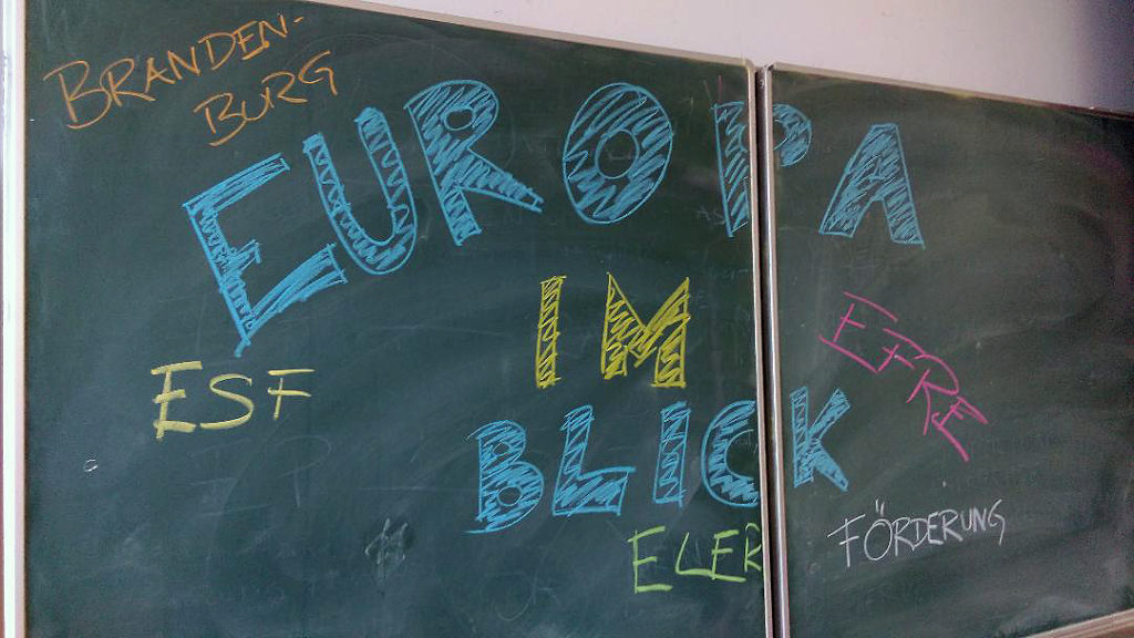 Schultafel mit dem Schriftzug "Europa im Blick"