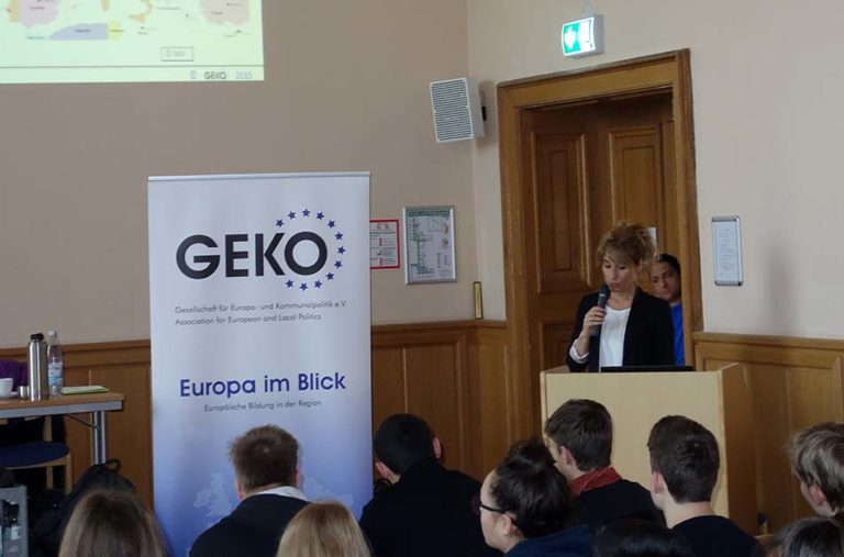 Die stellvertretende Schulleiterin, Frau Morgenroth, führt in die EU-Veranstaltung ein, Potsdam 19.3.2019